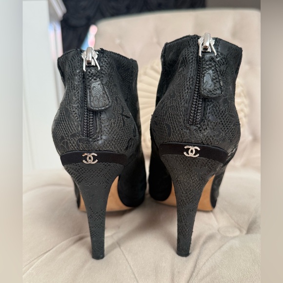 SOLD!! Chanel CC Lace Design Heels. - Picture 2 of 5